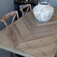 Esstisch mit Fischgrätenmuster