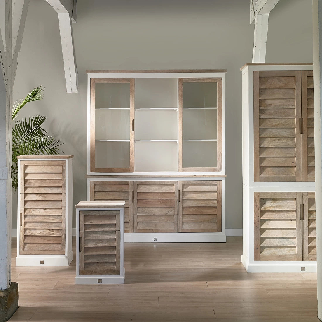 Schrank Runer mit Türen und praktischen Schubladen