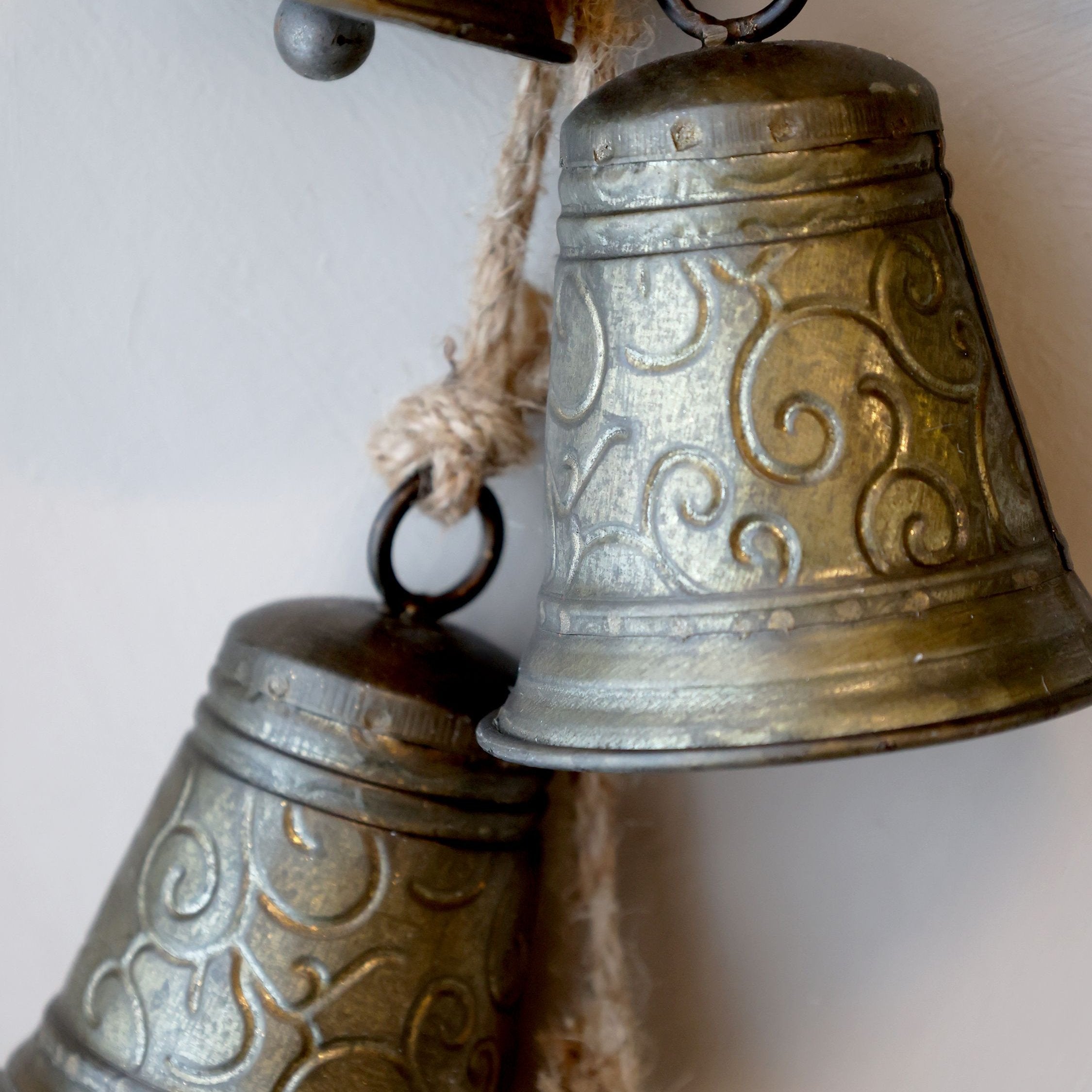 Glocken am Hanfseil  L54/B8 cm aus antique messing