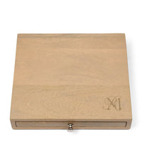 Käsebrett mit den passenden Käsemessern