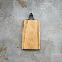 Holzbrett "Woodbag" aus Natureiche mit Lederschlaufe in verschiedenen Größen