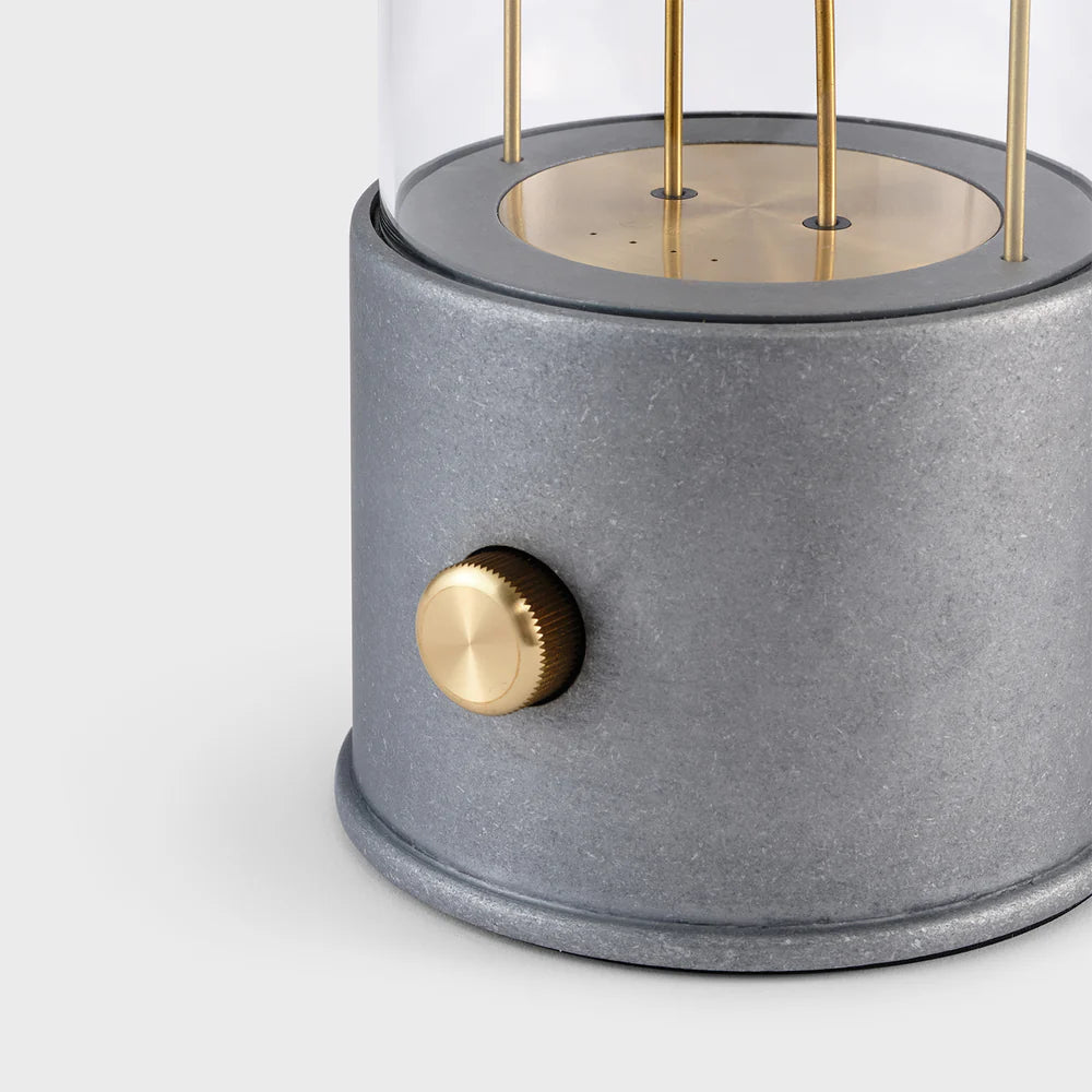 Die tragbare Lampe Rugged Muse aus Rohaluminium