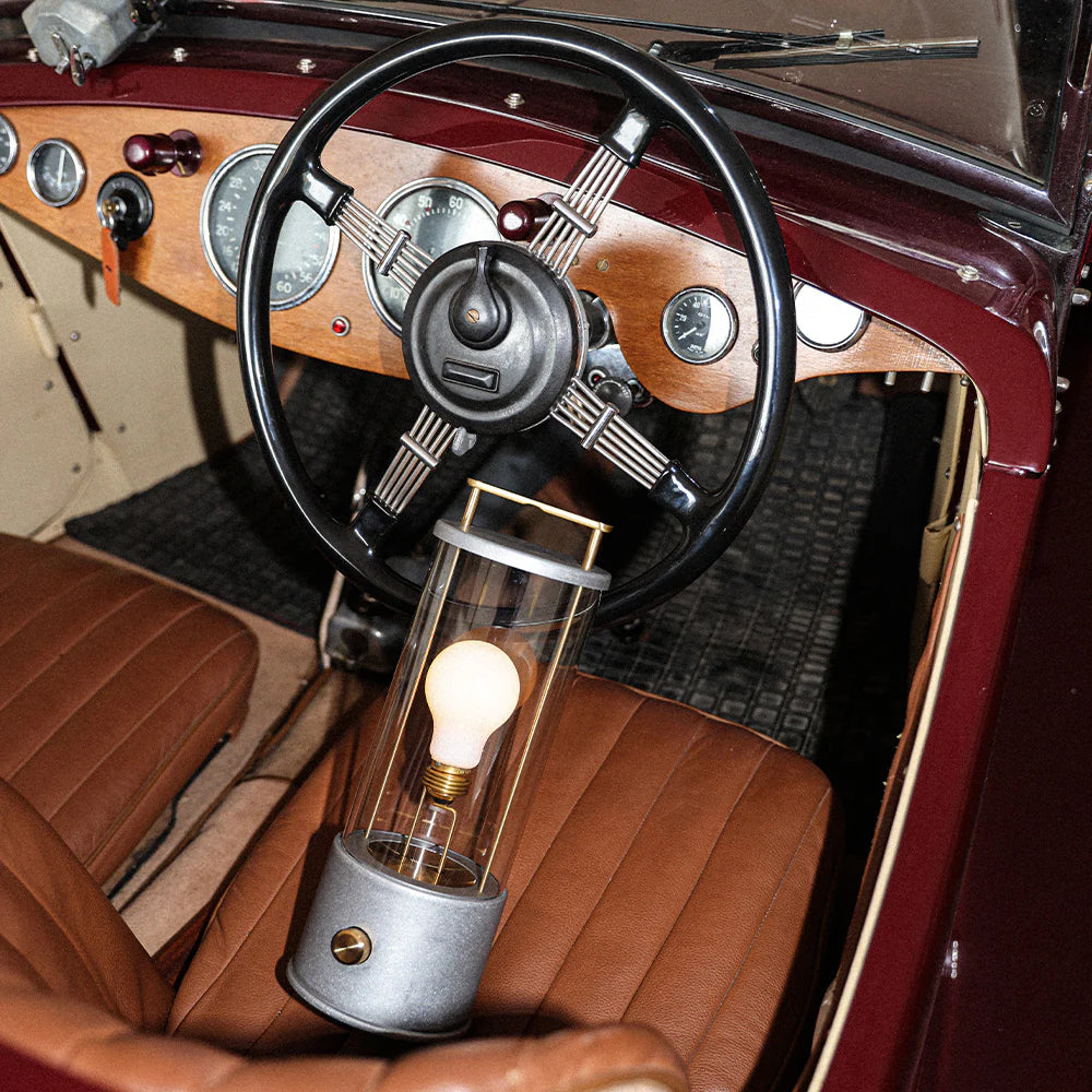 Die tragbare Lampe Rugged Muse aus Rohaluminium