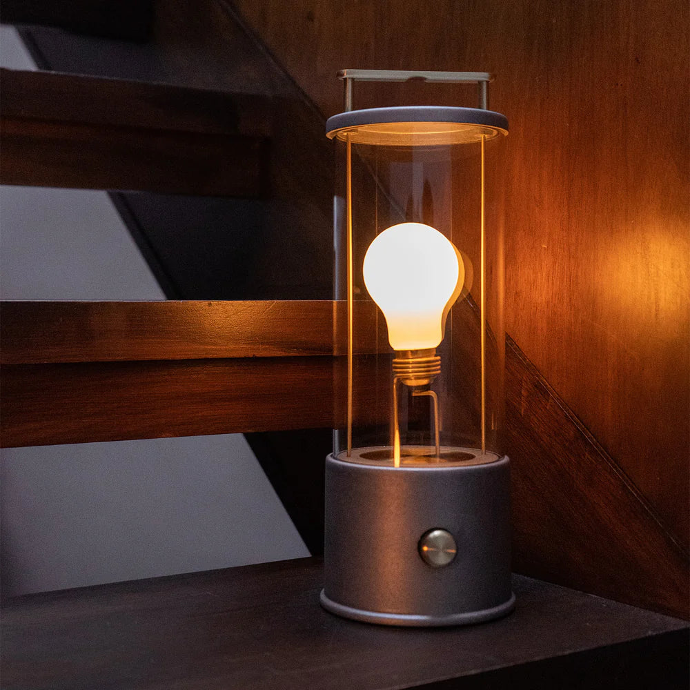 Die tragbare Lampe Rugged Muse aus Rohaluminium