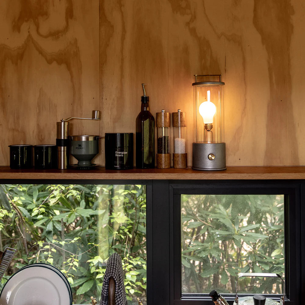 Die tragbare Lampe Rugged Muse aus Rohaluminium