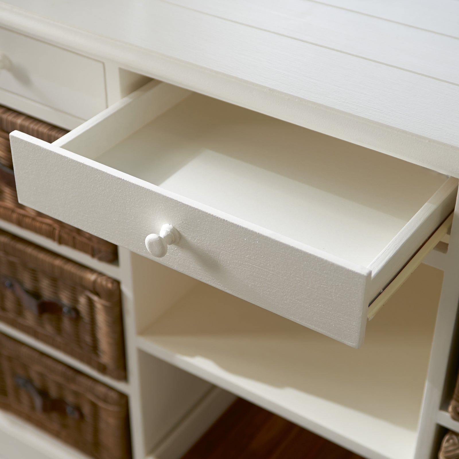 Offene Schublade der Kommode aus Teakholz und Mahagoni