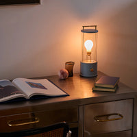 Die tragbare Lampe „Muse“ in Selvedge Blue