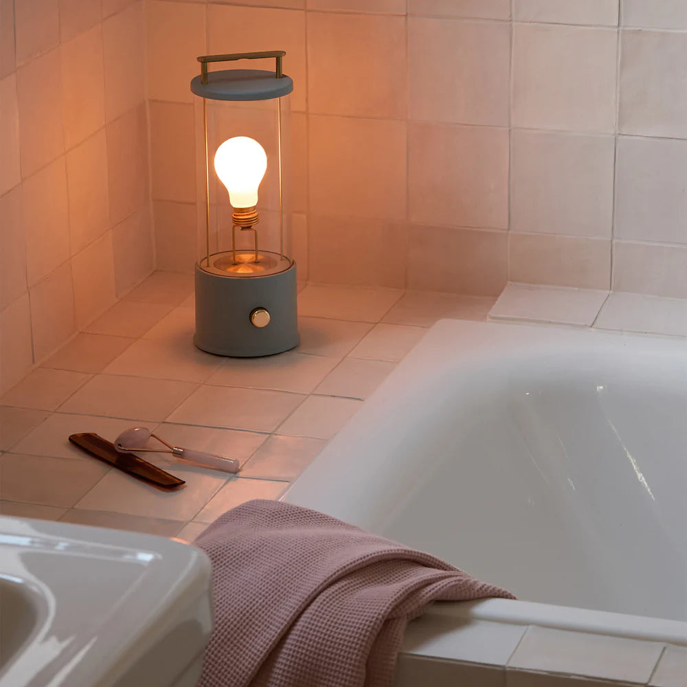 Die tragbare Lampe „Muse“ in Selvedge Blue