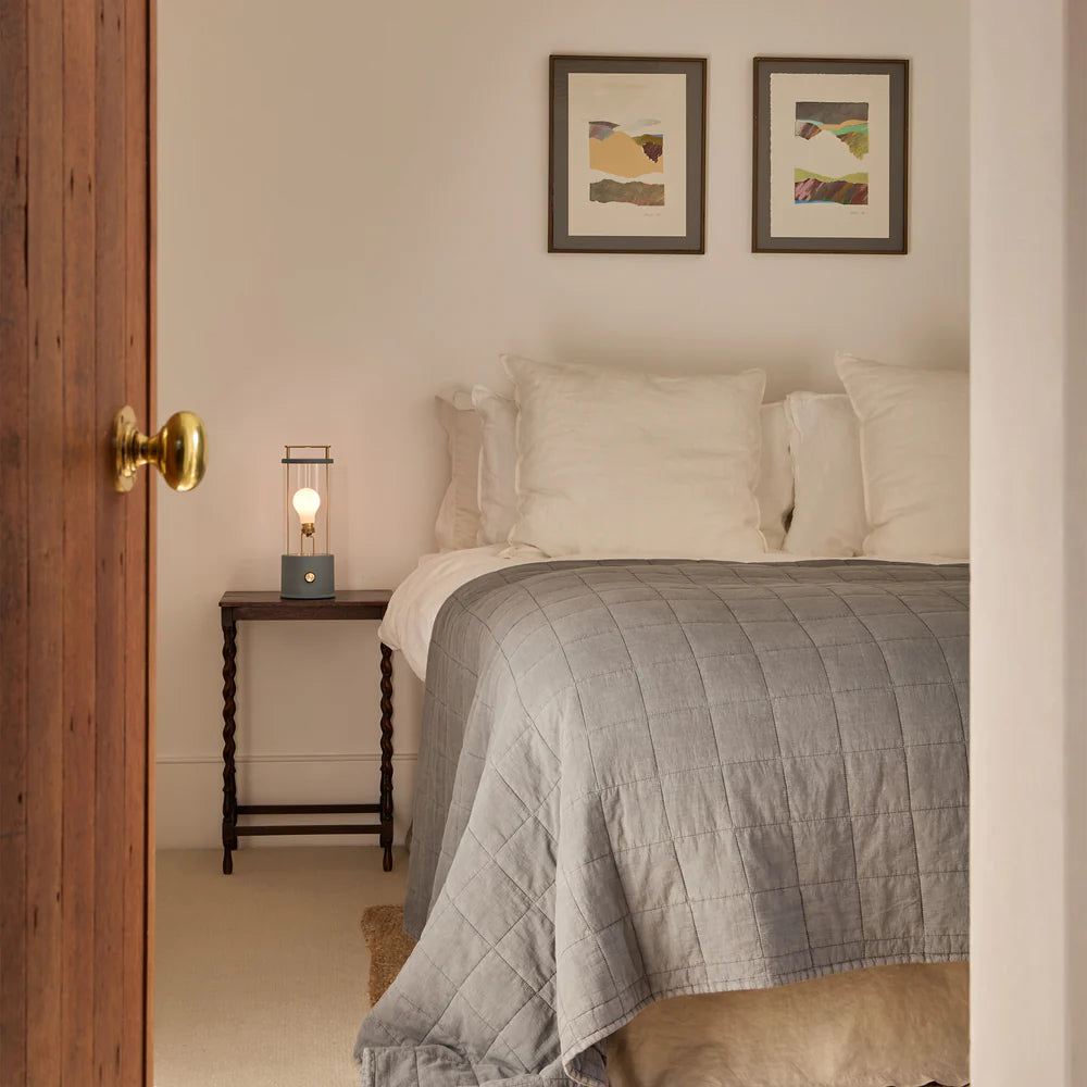 Die tragbare Lampe „Muse“ in Selvedge Blue