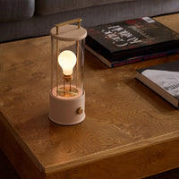 Die tragbare Lampe Muse in Gips-Rosa