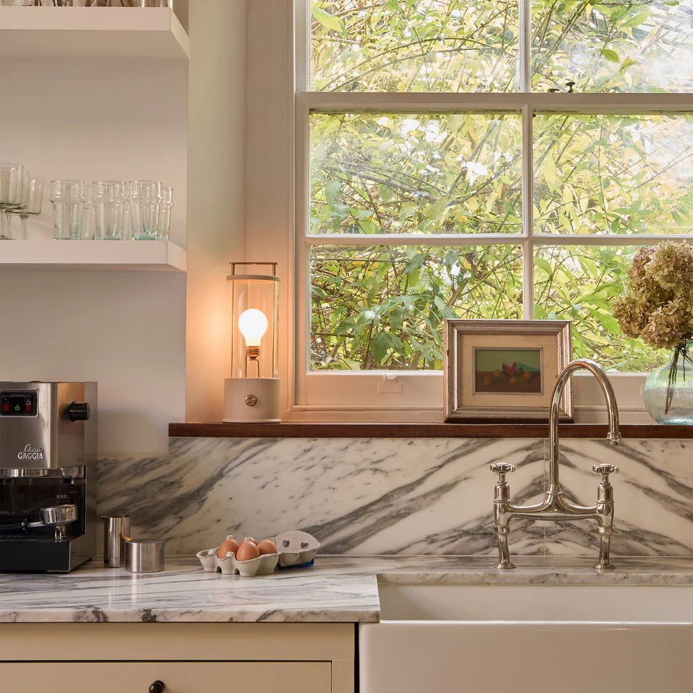 Die tragbare Lampe Muse in Gips-Rosa