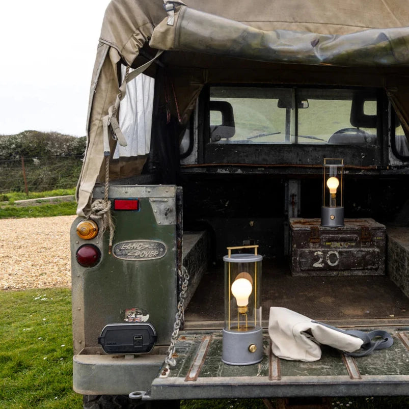 Die tragbare Lampe Rugged Muse aus Rohaluminium