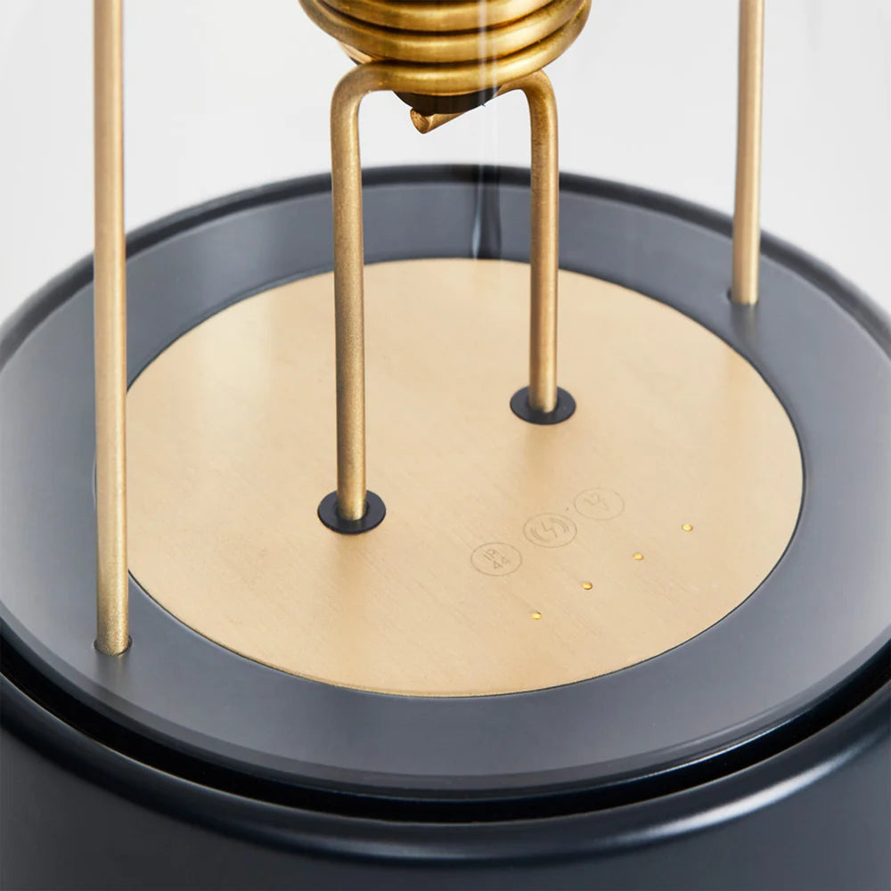 Die tragbare Lampe „Muse“ in Hackles Black