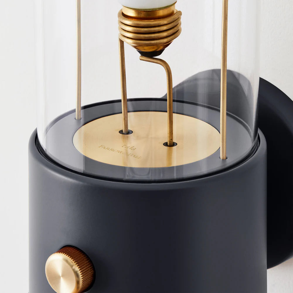 Die Wandleuchte Muse in Hackles Black