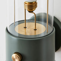 Die Wandleuchte „Muse“ in Pleasure Garden Grün