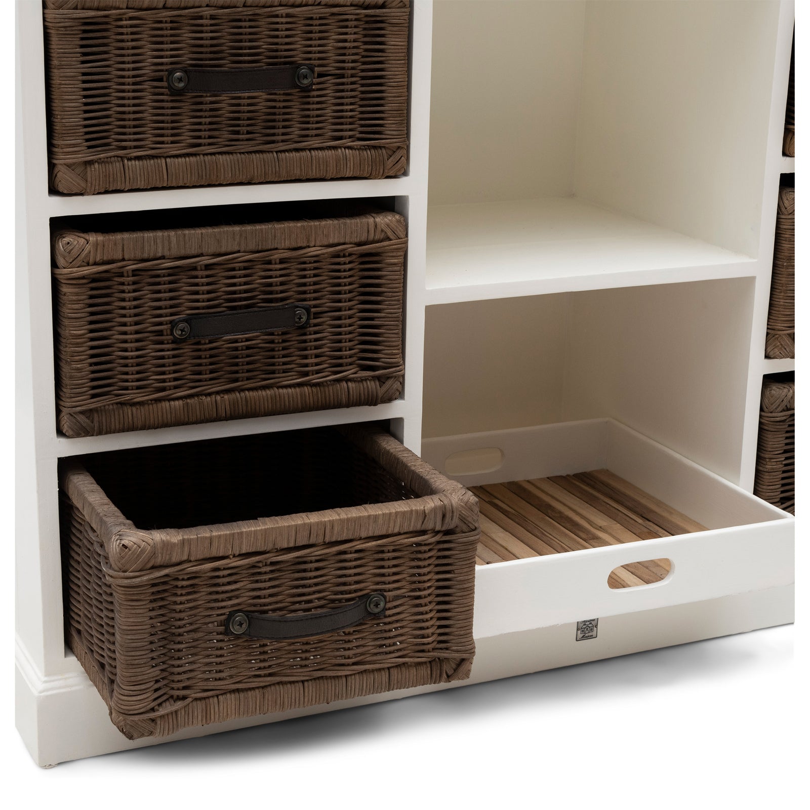 Detailansicht der Rattan Schubladen in der Mahagoni Kommode