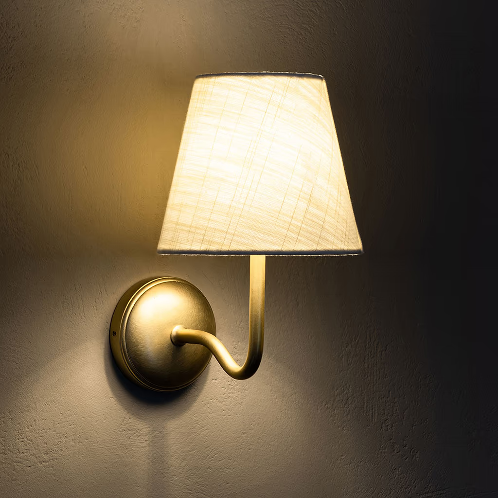 Corston Malvern Medium-Wandleuchte Alabasterweiß - Antikes Messing