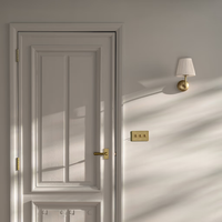 Corston Malvern Medium-Wandleuchte plissierter Schirm Alabasterweiß - Antikes Messing