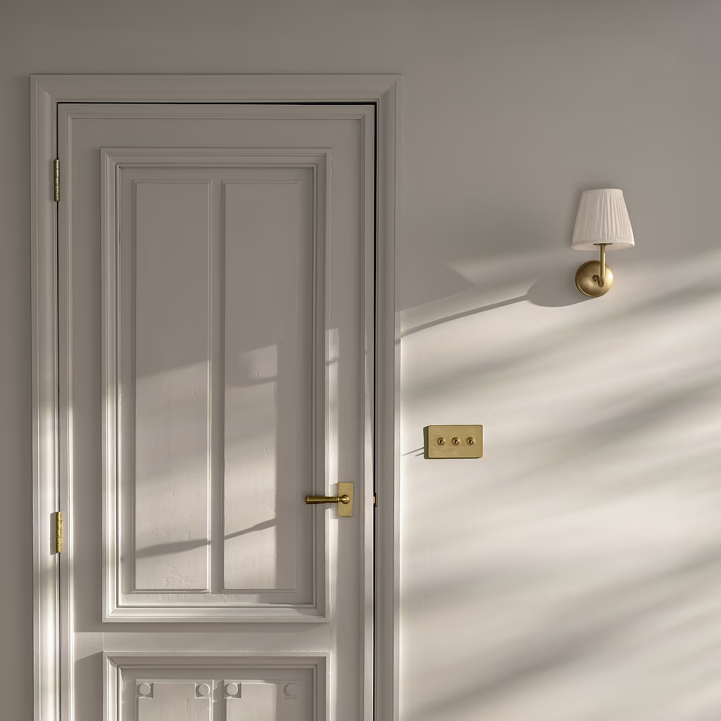 Corston Malvern Medium-Wandleuchte plissierter Schirm Alabasterweiß - Antikes Messing