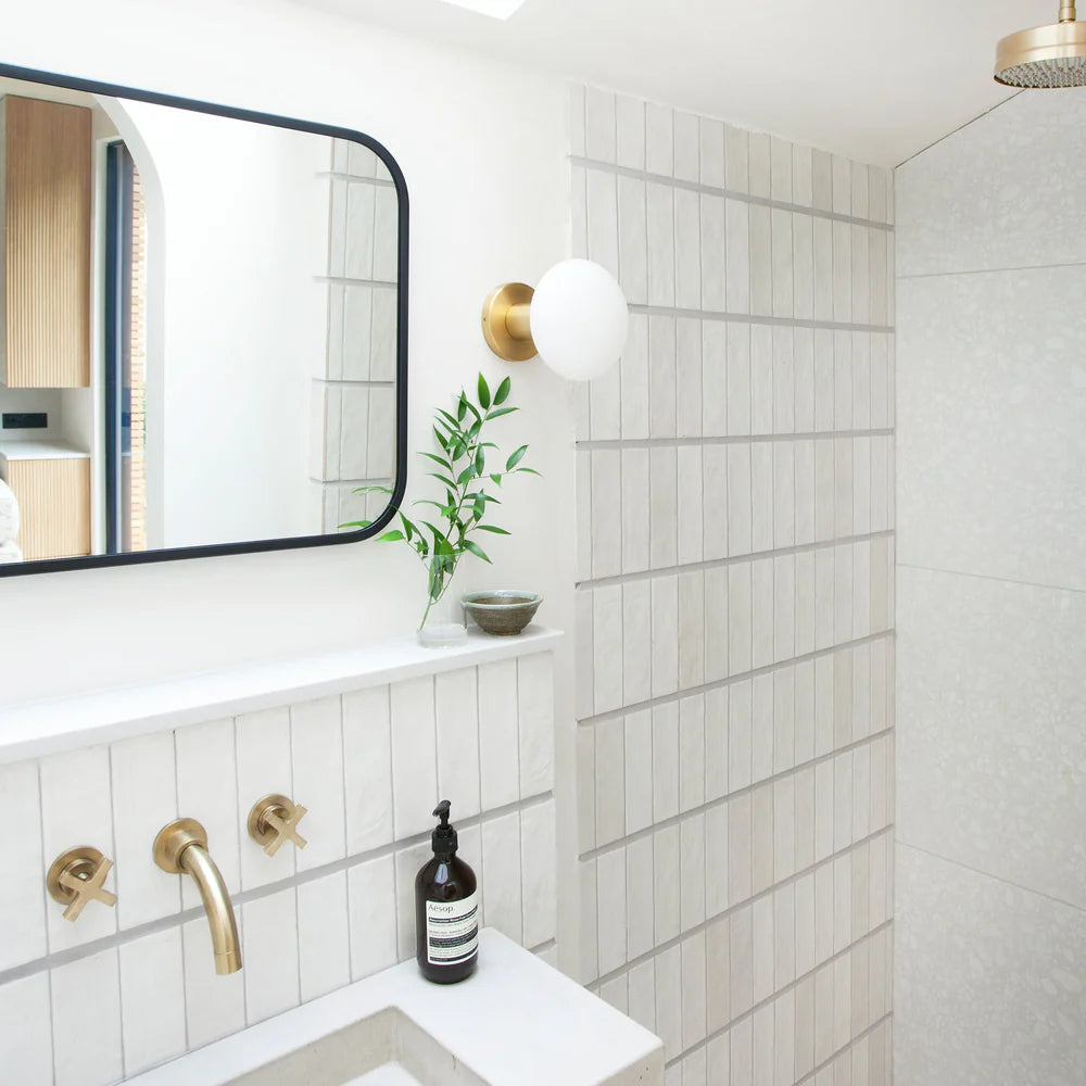 Wandleuchte „Lochan“ in Messing oder Graphit