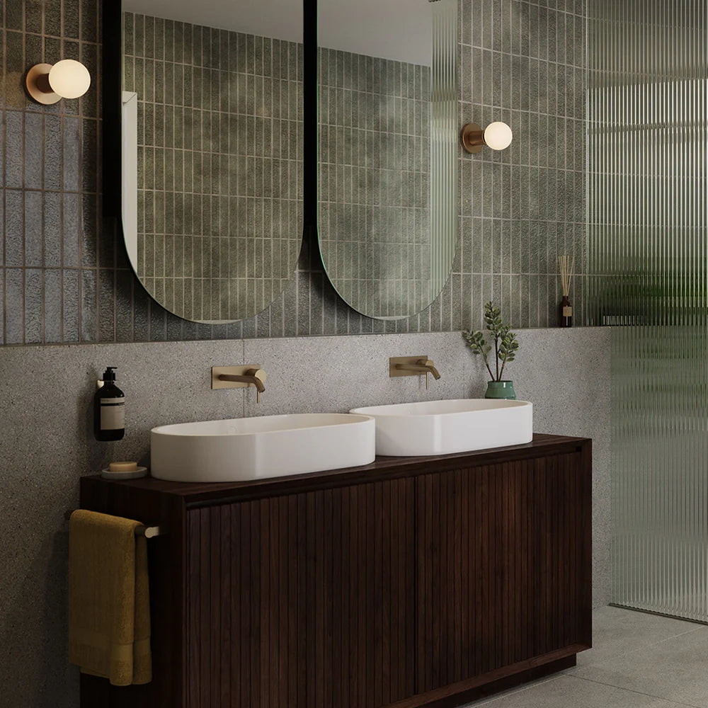 Wandleuchte „Lochan“ in Messing oder Graphit