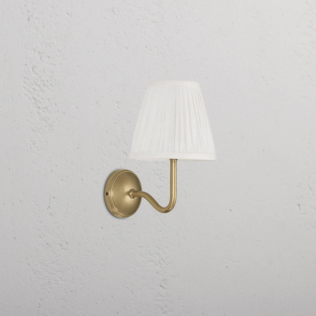 Corston Malvern kleine Wandleuchte plissierter Schirm Alabasterweiß - Antikes Messing