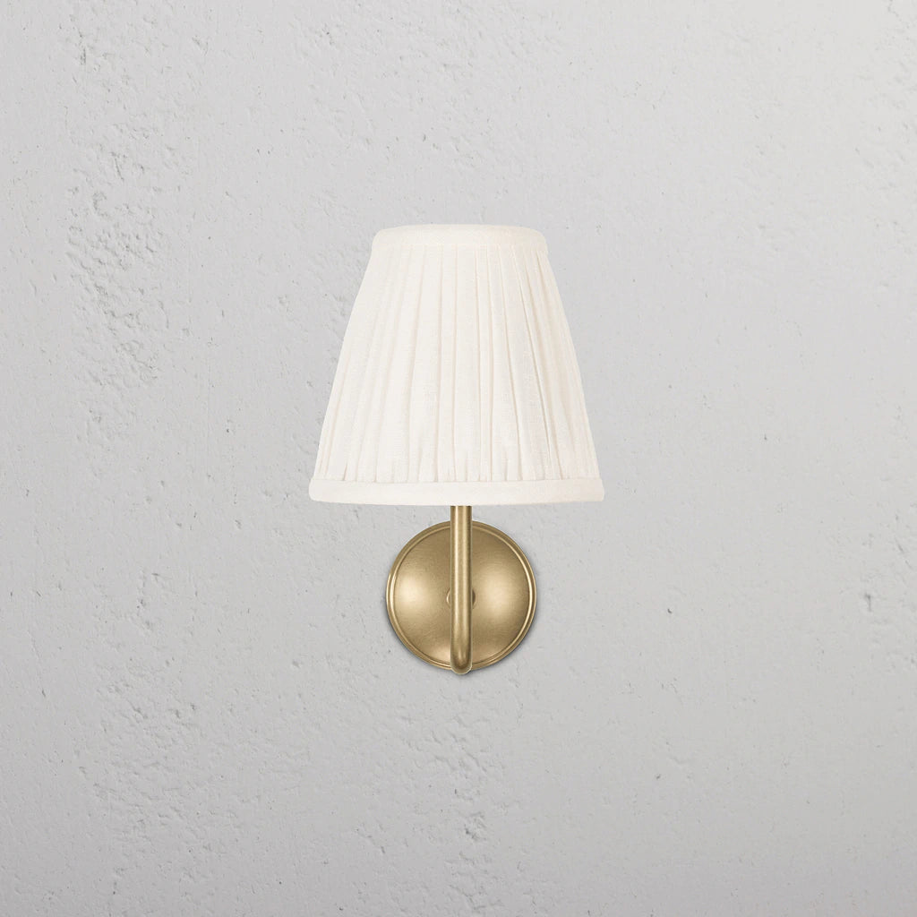 Corston Malvern kleine Wandleuchte plissierter Schirm Alabasterweiß - Antikes Messing