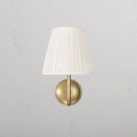Corston Malvern Medium-Wandleuchte plissierter Schirm Alabasterweiß - Antikes Messing