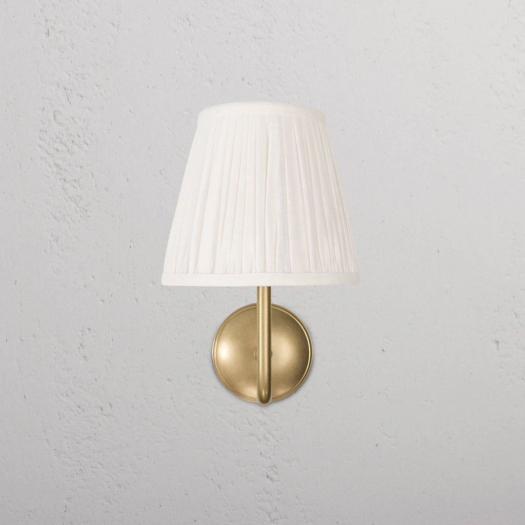 Corston Malvern Medium-Wandleuchte plissierter Schirm Alabasterweiß - Antikes Messing