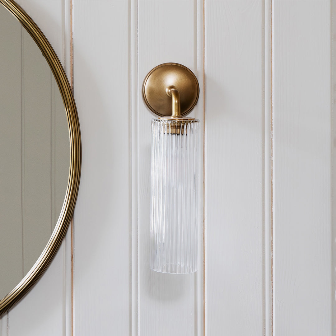 Claremont kleine Wandleuchte geriffeltes Glas – Antikes Messing