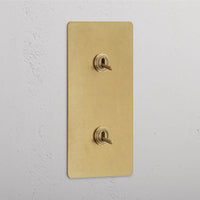 Corston-Kipphebelschalter 2x in vertikalem Zweifachrahmen – Antikes Messing