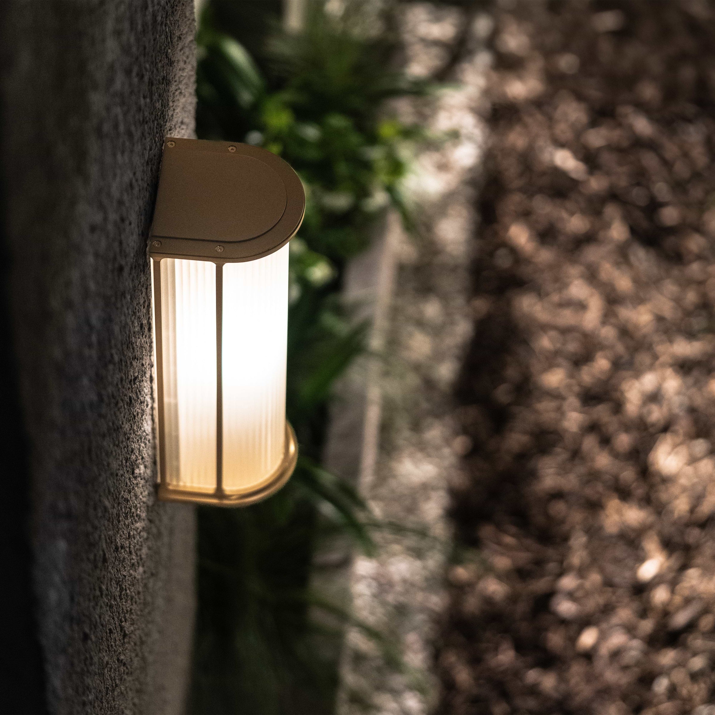 Corston Bank Wandleuchte aus Rillenglas - Antikes Messing