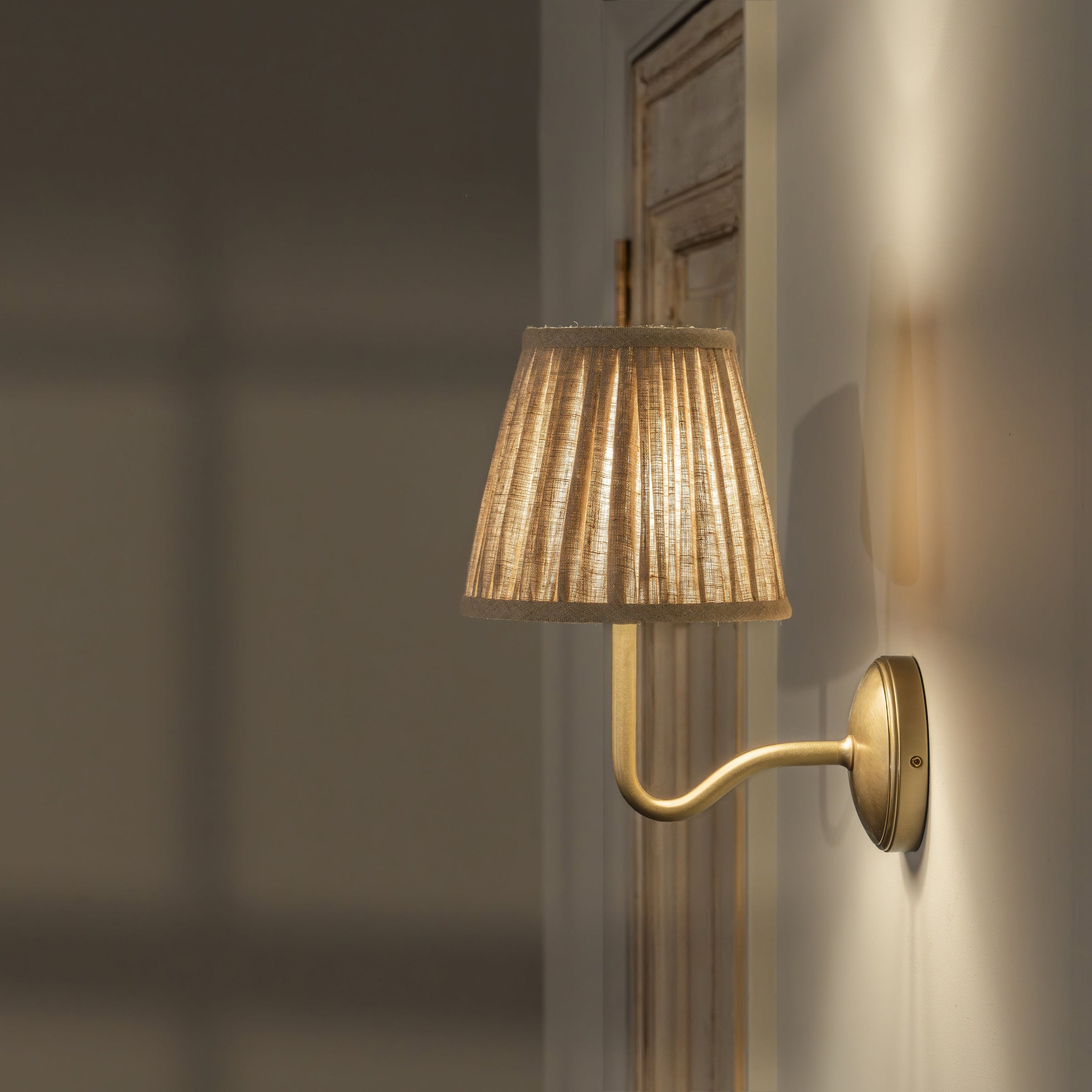 Corston Malvern Medium-Wandleuchte natürliches Beige - Antikes Messing