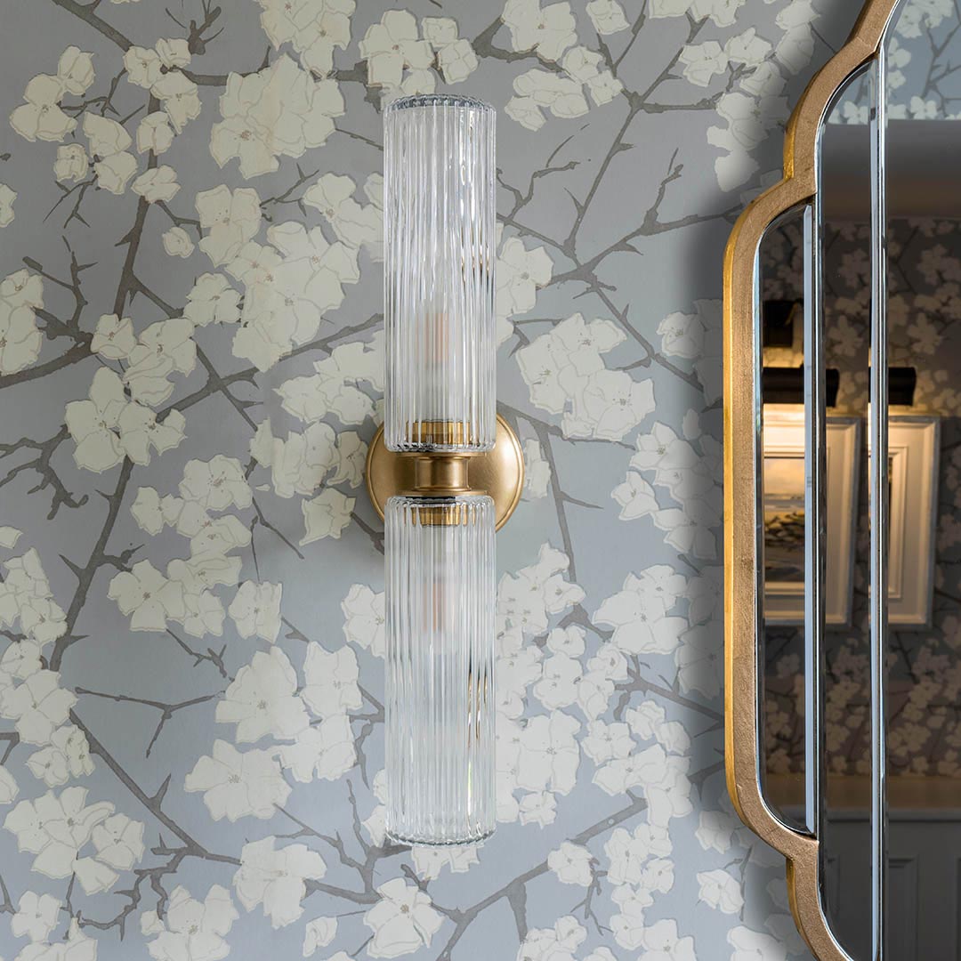 Claremont Medium-Wandleuchte geriffeltes Glas – Antikes Messing