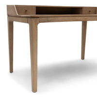 Detailansicht der schlanken Beine des Schreibtischs aus recycelter Eiche. Verleiht dem Schreibtisch ein elegantes Aussehen.