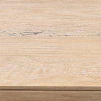 Nahaufnahme der natürlichen Holzfaserung des Schreibtischs aus recycelter Eiche. Zeigt die einzigartige Maserung des Massivholzes.