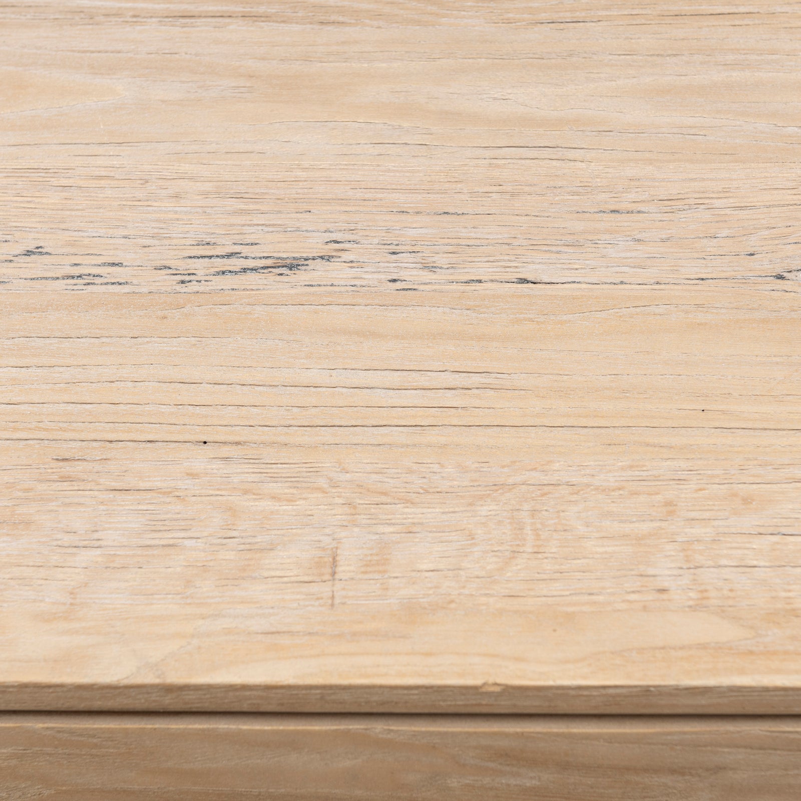 Nahaufnahme der natürlichen Holzfaserung des Schreibtischs aus recycelter Eiche. Zeigt die einzigartige Maserung des Massivholzes.