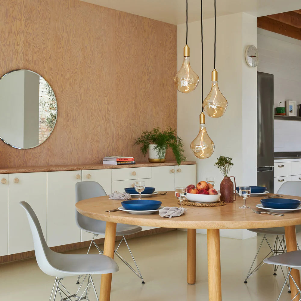 Dreifache Pendelleuchte aus Messing - weißer Baldachin