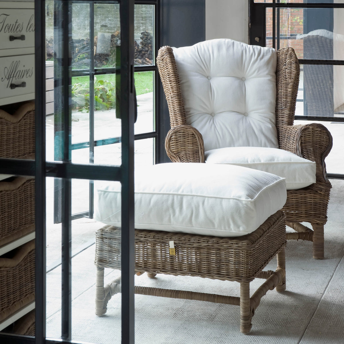 Nicolas Ohrensessel – Handgeflochtener Rattan Wing Chair mit gemütlichen Polstern