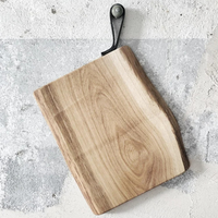 Holzbrett "Etikett" aus Natureiche mit Lederschlaufe in verschiedenen Größen