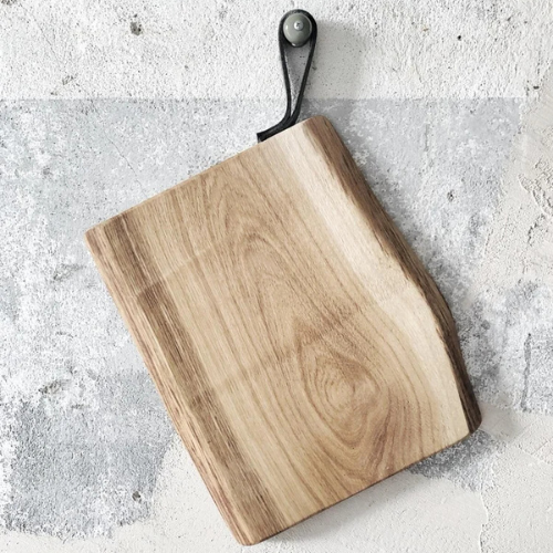 Holzbrett "Etikett" aus Natureiche mit Lederschlaufe in verschiedenen Größen