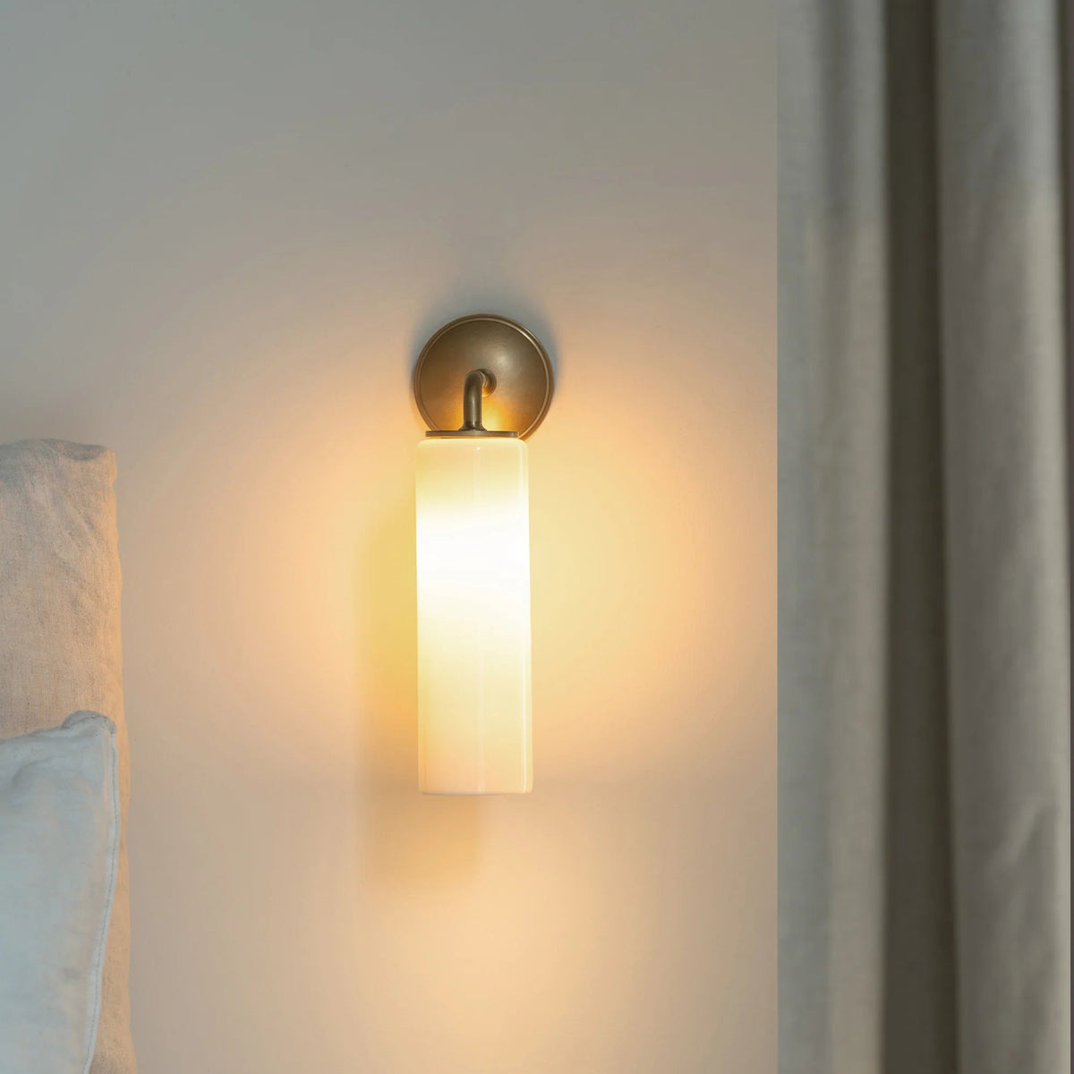Corston-Claremont kleine Wandleuchte feines Porzellan – Antikes Messing