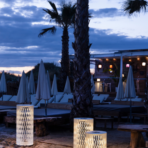 CADIX Solarleuchte – Moderne Outdoor-Leuchte mit Aluminiumstruktur & Granitsockel
