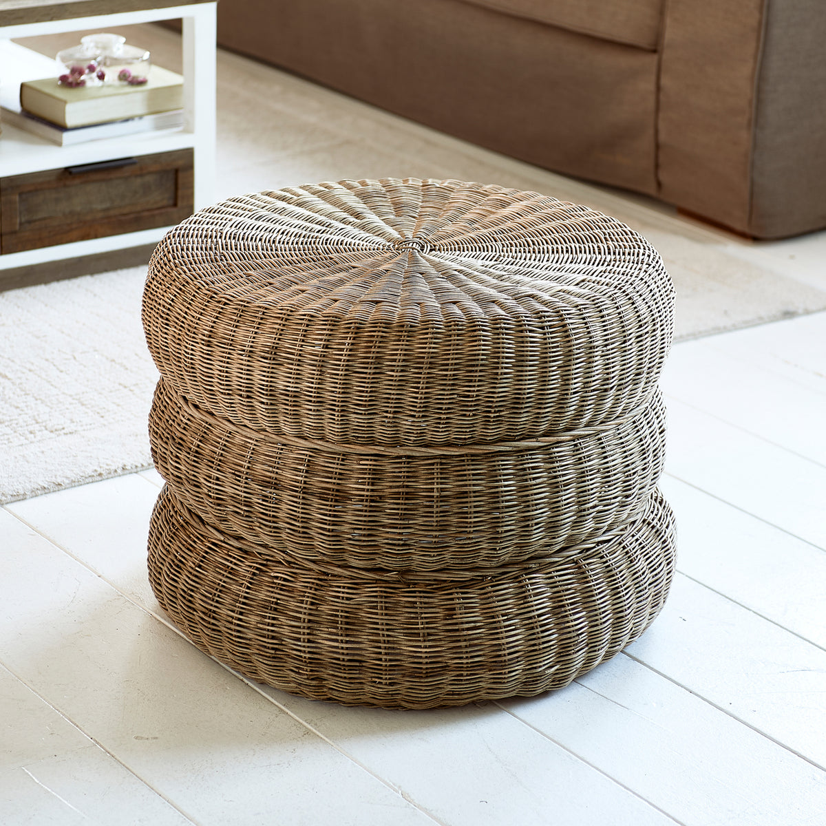 Rattan Hocker – Handgeflochtener Beistelltisch aus Naturmaterial für Indoor & Outdoor