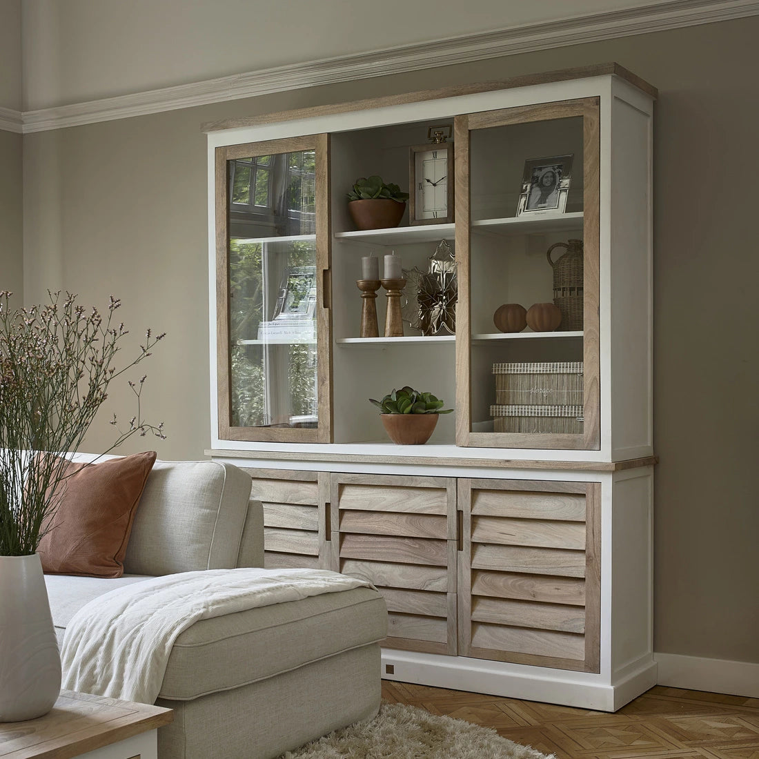 Buffettschrank „Runer“ – Weißer Holzschrank mit Mangoholz-Details & Rolladenoptik
