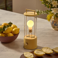 Muse – Tragbare Designerlampe in  Posset Yellow mit Dim-to-Warm & IP44