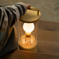 Muse – Tragbare Designerlampe in  Posset Yellow mit Dim-to-Warm & IP44