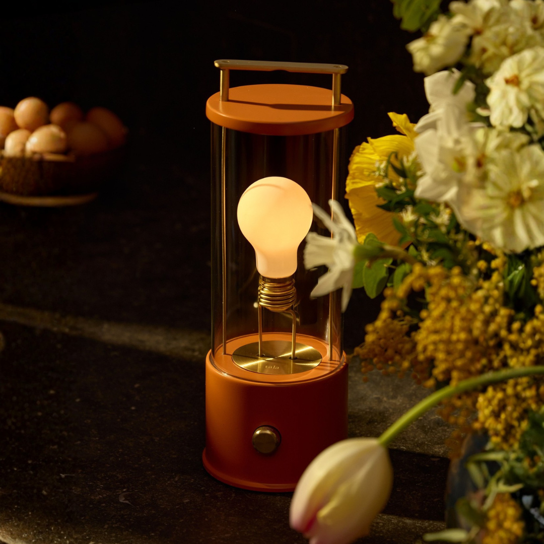 Muse – Tragbare Designerlampe in Claycourt Orange mit Dim-to-Warm & IP44