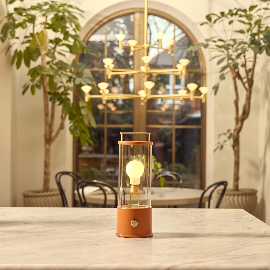 Muse – Tragbare Designerlampe in Claycourt Orange mit Dim-to-Warm & IP44