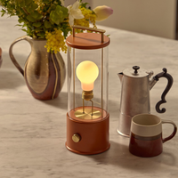 Muse – Tragbare Designerlampe in Claycourt Orange mit Dim-to-Warm & IP44